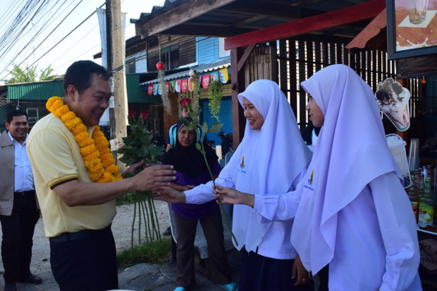 Thawee Sodsong, Prachachart Party’s secretary-general, greets students while campaigning in Pattani, southern Thailand, March 2, 2019. [Mariyam Ahmad/BenarNews]