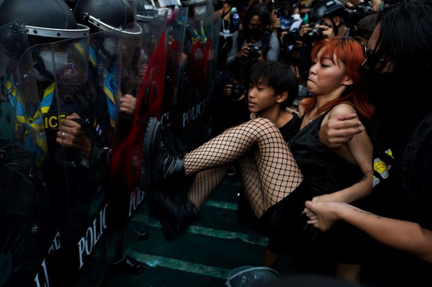 Thai riot police tussle with protesters on eve of APEC summit Thai riot police tussle with protesters on eve of APEC summit