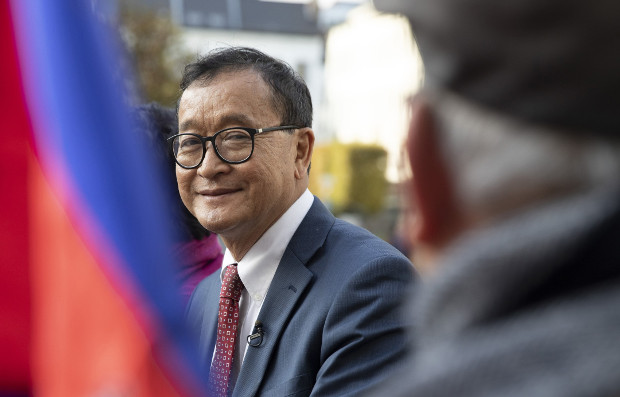 Cambodian opposition politician Sam Rainsy (center) speaks to a member of his delegation as he sits in front of the European Parliament in Brussels, Belgium, Nov. 4, 2019.