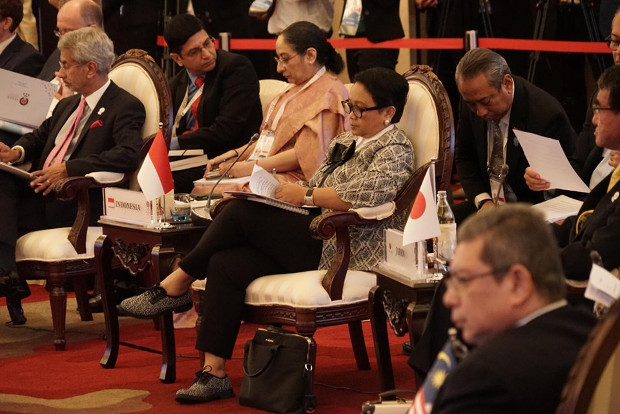 Indonesian Foreign Minister Retno Marsudi (centers) scans through documents while attending the Association of Southeast Asian Nations Regional Forum in Bangkok, Aug 2, 2019. [Nontarat Phaicharoen/BenarNews]