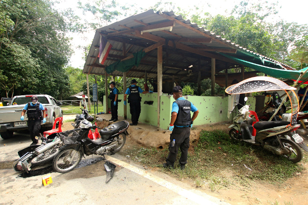 Thai forensic experts examine the site where village defense volunteers were killed by suspected separatist insurgents in southern Yala province, Nov. 6, 2019. [Reuters]