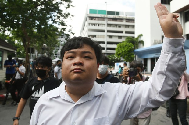Thai court sentences prominent activist to 2 years for defaming king Thai court sentences prominent activist to 2 years for defaming king