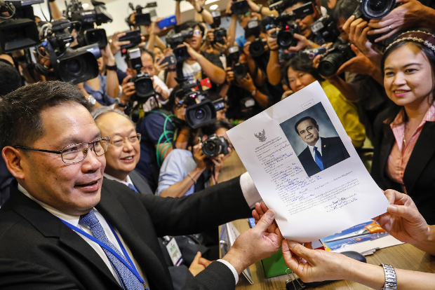 An official of Palang Pracharat party submits documents nominating Thai Prime Minister Prayuth Chan-o-Cha as candidate for premier, in Bangkok, Feb. 8, 2019. [AFP]