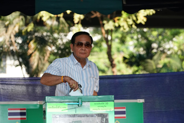 Junta chief Prayuth Chan-o-cha casts his ballot at Phyathai polling station in Bangkok, in Thailand's first election since the 2014 coup, March 24, 2019. [Pimuk Rakkanam/BenarNews]