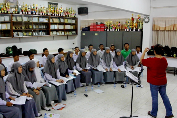Members of the chorus at the Attarakeeyah Islamiyah School in Narathiwat, a province of Thailand’s Deep South, rehearse before joining a university choir in Bangkok to perform songs of peace in front of Pope Francis, Nov. 19, 2019. [Matahari Ismail/BenarNews] 