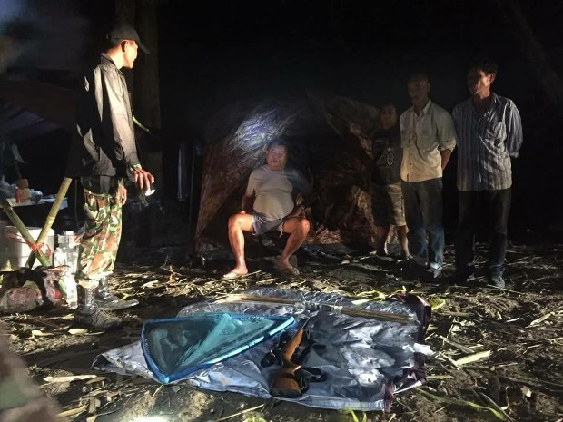 Thai authorities place business tycoon Premchai Karnasuta (sitting) and three of his alleged associates under arrest at a hunting camp in Thungyai Naresuan Wildlife Sanctuary in Kanchanaburi province, Feb. 4, 2018 (Courtesy of Thungyai Naresuan Wildlife Sanctuary)   
