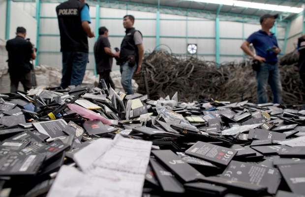 Thai neighbors of e-waste factories complain about sickening fumes Thai neighbors of e-waste factories complain about sickening fumes