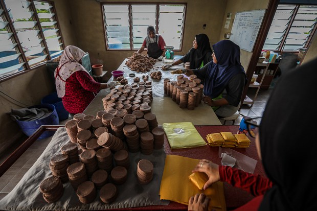 Prolonged monsoon rains, climate change hamper Malaysian shrimp-paste industry Prolonged monsoon rains, climate change hamper Malaysian shrimp-paste industry
