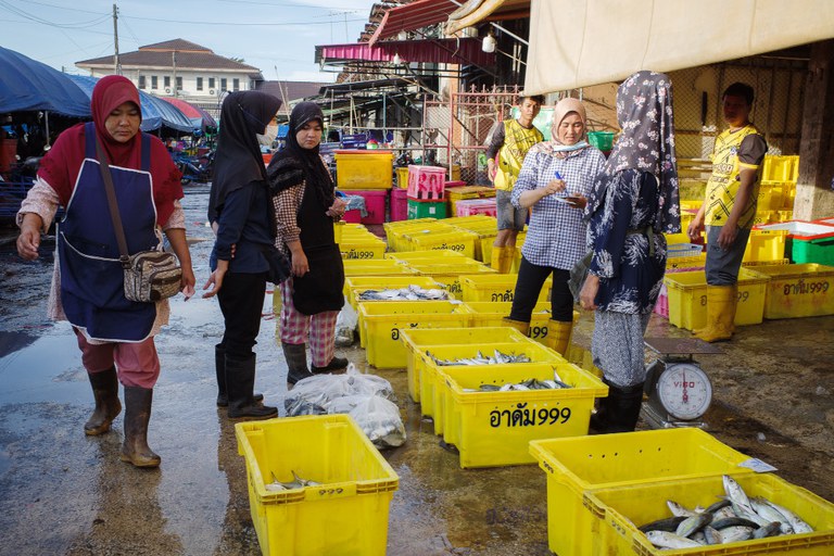 TH-fish-ss4 15-muslim-women-pattani.JPG TH-fish-ss4 15-muslim-women-pattani.JPG