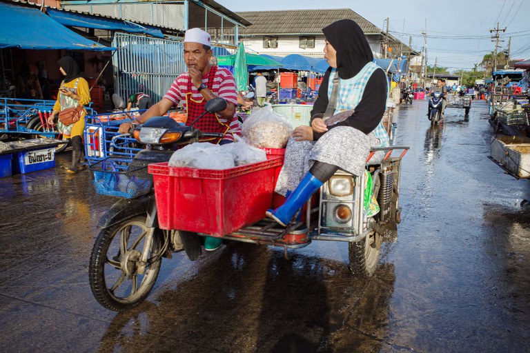 TH-fish-ss5 13-muslim-women-pattani.JPG TH-fish-ss5 13-muslim-women-pattani.JPG