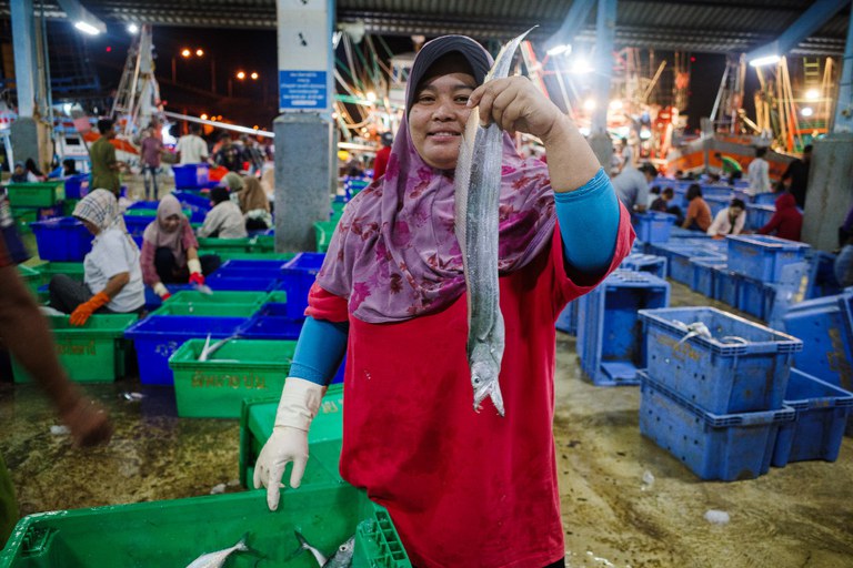 TH-fish-ss6 04-muslim-women-pattani.JPG TH-fish-ss6 04-muslim-women-pattani.JPG