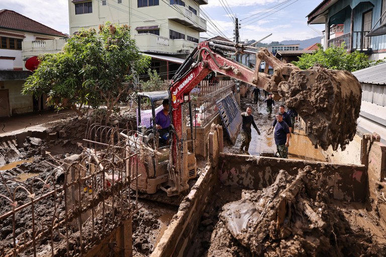 TH-mud-6.jpg TH-mud-6.jpg