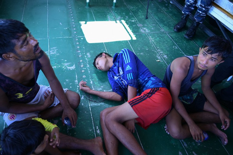 Pengungsi Rohingya beristirahat di kapal Badan Pencarian dan Penyelamatan Nasional (Basarnas) setelah mereka diselamatkan dari perahu mereka yang terbalik di perairan Aceh Barat, 21 Maret 2024. [Zahlul Akbar/AFP]
