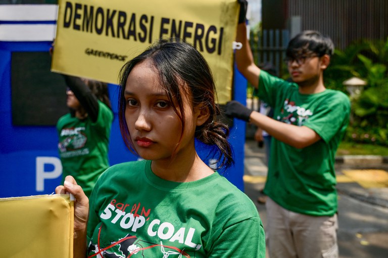 Aktivis lingkungan berunjuk rasa memprotes kebijakan Perusahaan Listrik Negara (PLN) terkait batu bara dan adopsi energi surya di Jakarta pada 26 Oktober 2023. [Bay Ismoyo/AFP]