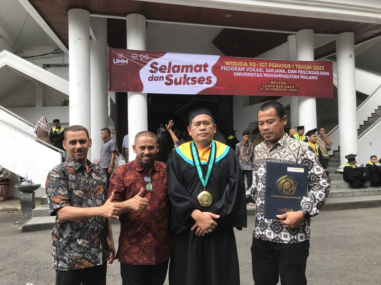 Ali Fauzi Manzi (kedua dari kanan) berfoto bersama Umar Patek (kedua dari kiri) dan pengurus Yayasan Lingkar Perdamaian usai prosesi wisuda doctoral Pendidikan Agama Islam Universitas Muhammadiyah Malang, 21 Februari 2023. [Eko Widianto/BenarNews]