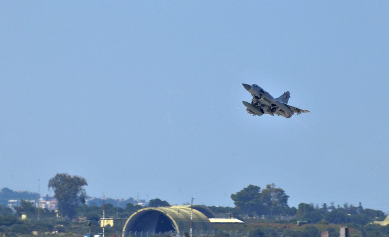 Jet tempur Dassault Mirage 2000-5 Angkatan Udara Qatar Emiri lepas landas sebagai bagian dari misi Satuan Tugas Gabungan Odyssey Dawn di Teluk Souda, Yunani, 25 Maret 2011. [Paul Farley/Handout Angkatan Laut AS via Reuters]