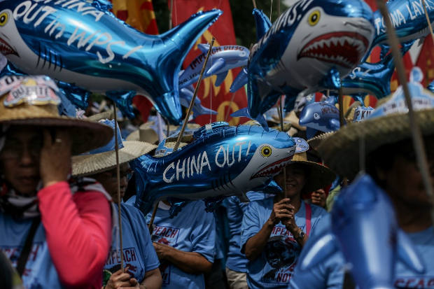 Foto pada 22 Juli 2019 ini menunjukkan pendemo di Manila menyerukan Cina untuk angkat kaki dari Laut Barat Filipina, nama yang Filipina berikan pada Laut Cina Selatan. (Sepe/BenarNews) 