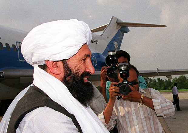 Pemimpin Taliban Mullah Mohammad Hassan Akhund, perdana menteri baru Afghanistan, terlihat di sebuah pangkalan Angkatan Udara di Rawalpindi, Pakistan, dalam foto tertanggal 25 Agustus 1999. [AFP]