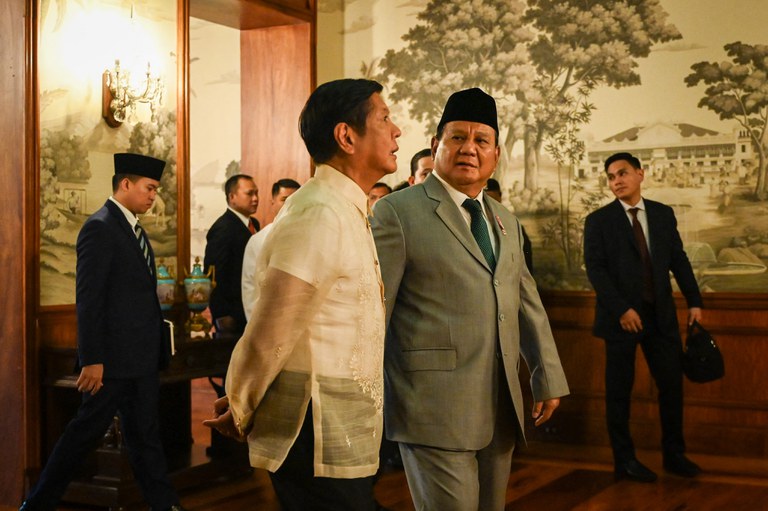 Presiden Filipina Ferdinand Marcos Jr. (kiri) bersama Presiden terpilih Indonesia saat itu, Prabowo Subianto, dalam kunjungan kehormatan di Istana Malacanang, Manila, pada 20 September 2024. [Jam Sta Risa/Pool/via AFP]