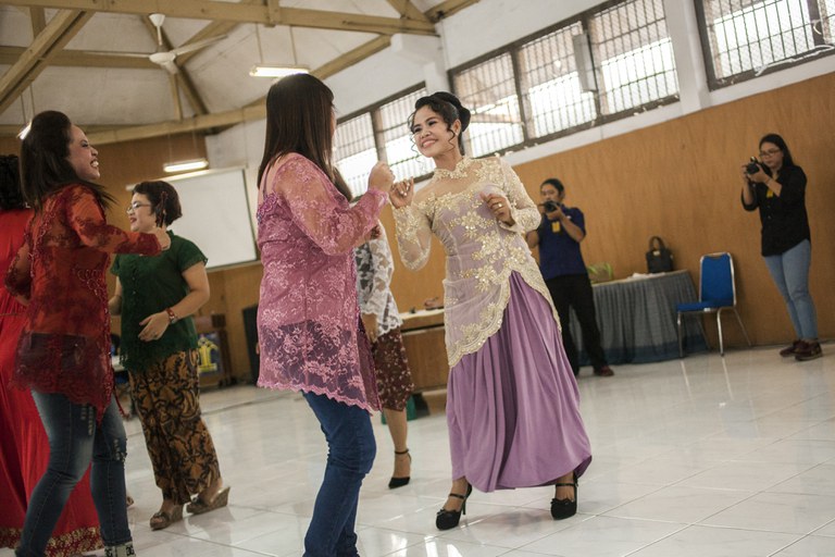 Narapidana narkoba Filipina dan terpidana mati Mary Jane Veloso dalam balutan busana Indonesia  menari bersama sesama narapidana dalam acara peringatan Hari Kartini di sebuah penjara di Yogyakarta, 23 April 2016. [Suryo Wibowo/AFP]