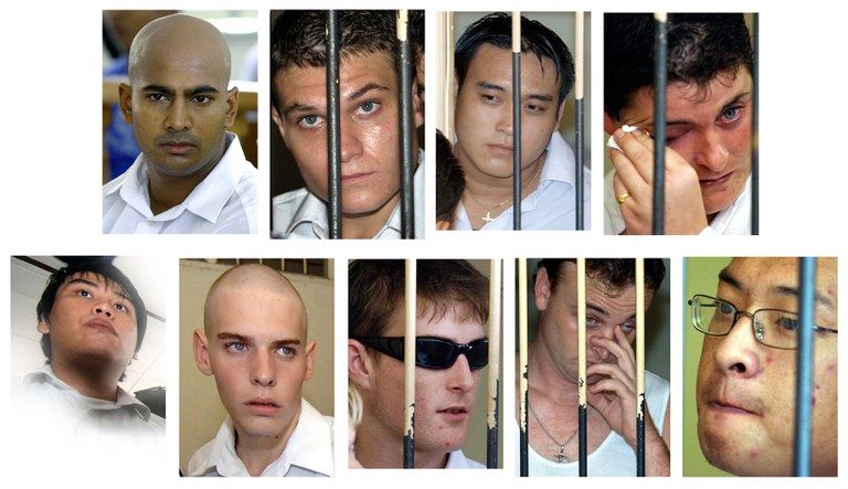 Kombinasi foto yang diambil antara 13 dan 15 Februari 2006, menunjukkan penyelundup narkoba asal Australia yang kemudian dikenal sebagai “Bali Nine.” Di baris atas (dari kiri) adalah foto Myuran Sukumaran, Scott Rush, Tach Duc Thanh Nguyen dan Renae Lawrence, dan di baris bawah (dari kiri) adalah foto Si Yi Chen, Matthew Norman, Michael Czugaj, Martin Stephen dan Andrew Chan, di berbagai tahap persidangan mereka di Denpasar, Bali. Rush, Norman, Czugaj, Stephen dan Chen saat ini menjalani hukuman seumur hidup tanpa pembebasan bersyarat di Indonesia, Lawrence dibebaskan dari penjara pada 21 November 2018, Tach Duc Thanh Nguyen meninggal karena kanker pada Juni 2018, sementara Chan dan Sukumaran dieksekusi oleh regu tembak pada April 2015. Mary Jane Veloso asal Filipina, yang juga direncanakan dieksekusi bersama Chan dan Sukumaran pada tahun 2015, menerima penangguhan hukuman pada menit terakhir. [Jewel Samad/AFP]