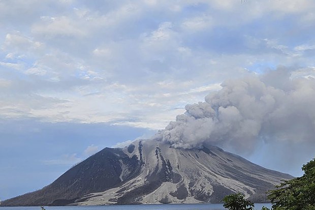 Basarnas: Hampir 6.500 warga mengungsi akibat erupsi Gunung Ruang Basarnas: Hampir 6.500 warga mengungsi akibat erupsi Gunung Ruang
