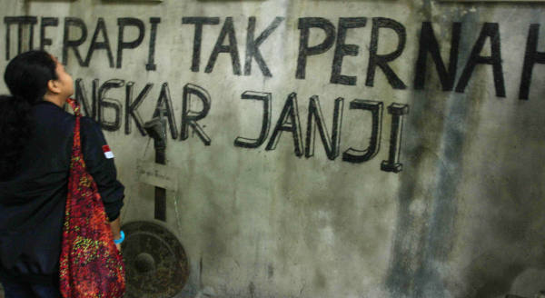 Seorang pengunjung berada di Museum Sisa Hartaku di kawasan Kaliurang, Yogyakarta, 18 Desember 2017. (Zahara Tiba/BeritaBenar)