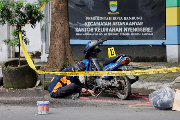 Tujuh orang ditangkap terkait bom bunuh diri Mapolsek Astanaanyar Bandung Tujuh orang ditangkap terkait bom bunuh diri Mapolsek Astanaanyar Bandung