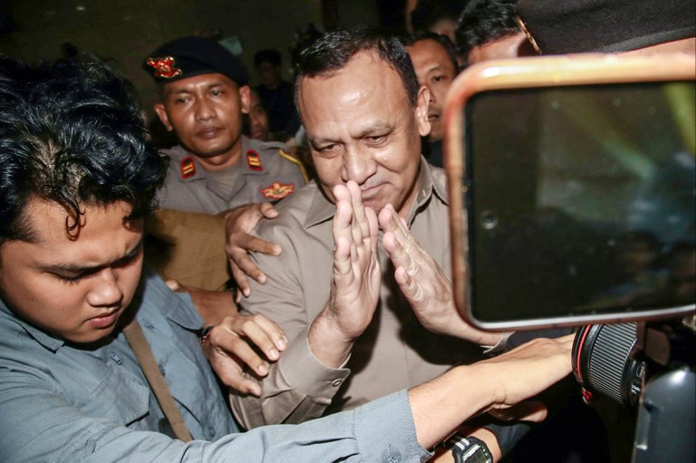 Firli Bahuri (kanan) yang saat itu menjabat sebagai Ketua KPK sebelum diputuskan sebagai tersangka kasus korupsi, meninggalkan markas besar Polri setelah menjalani investigasi, di Jakarta, 1 Desember 2023. [Badrun/AFP]
