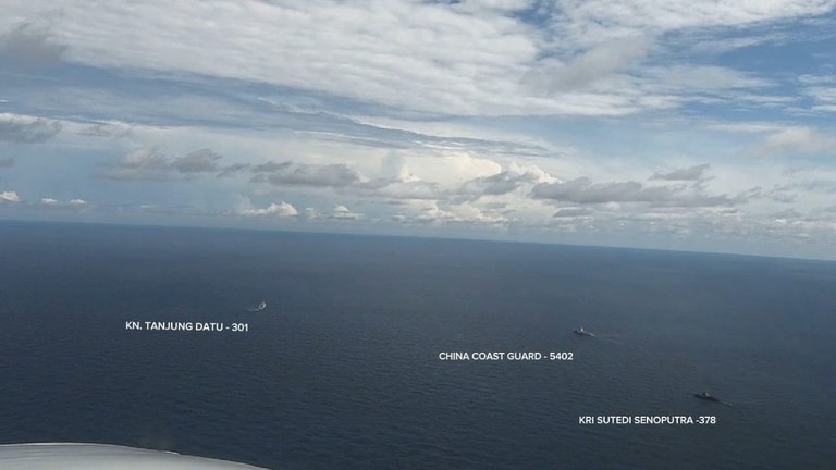 Kapal patroli Badan Keamanan Laut (Bakamla) KN Tanjung Datu-301 (kiri) dan korvet TNI AL KRI Sutedi Senoputra (kanan) membayangi kapal Penjaga Pantai China (CCG) 5402 untuk mengusirnya dari Laut Natuna Utara di zona ekonomi eksklusif Indonesia, 21 Oktober 2024. [Bakamla]