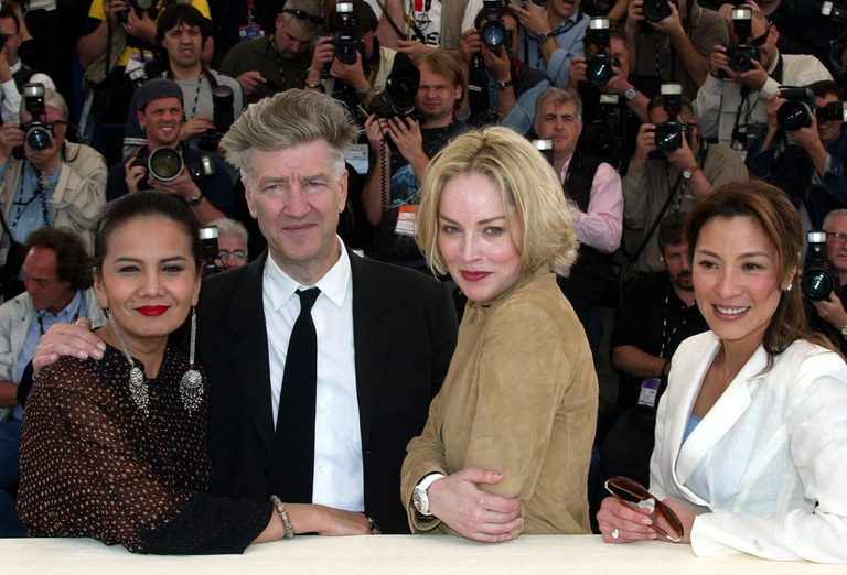 Sutradara Amerika David Lynch (kedua dari kiri), yang saat itu menjabat sebagai presiden juri di Festival Film Cannes Internasional ke-55, berpose bersama sesama anggota juri aktris Indonesia Christine Hakim (kiri), aktris Amerika Sharon Stone (kedua dari kanan), dan aktris Malaysia Michelle Yeoh, di Cannes, Prancis, 15 Mei 2002. [Eric Gaillard /Reuters]
