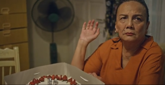 Aktris kawakan Christine Hakim, 67 tahun, dalam sebuah adegan dari film terbarunya, “Bila Esok Ibu Tiada,” yang dirilis pada 14 November 2024. [YouTube @Leo Pictures]
