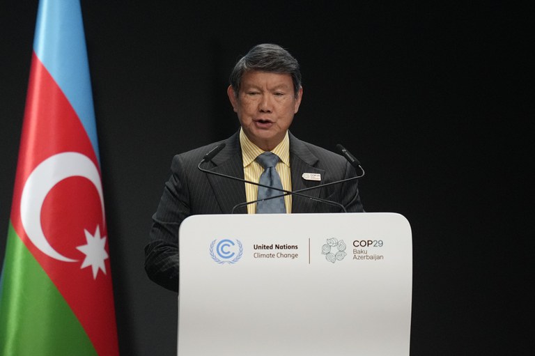 Hashim Djojohadikusumo, utusan khusus pemerintah Indonesia yang juga adalah saudara dari Presiden Prabowo Subianto, berbicara dalam sesi pleno di KTT Iklim PBB COP29, di Baku, Azerbaijan, 12 November 2024. [Rafiq Maqbool/AP]