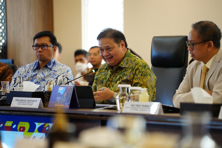 Menteri Koordinator bidang Perekonomian Airlangga Hartarto (tengah) dalam sebuah pertemuan di kantornya di Jakarta, 25 September 2024. [Foto: Kementerian Koordinator Bidang Perekonomian]