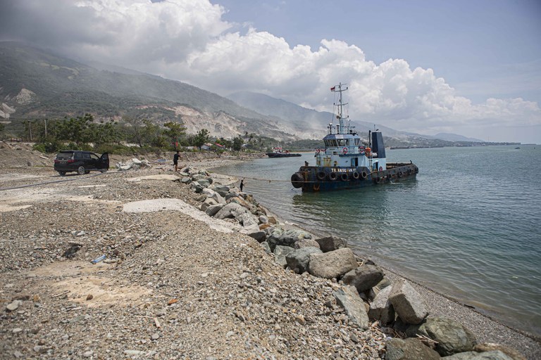 Sebuah tugboat parkir di salah satu dermaga perusahaan tambang galian C yang baru direklamasi di Kelurahan Buluri, Palu, Sulawesi Tengah, 21 Mei 2024. [Taufan Bustan/BenarNews]