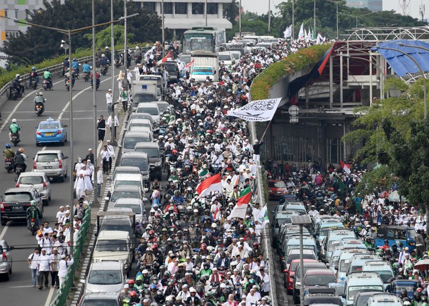 Polisi Bubarkan Demonstrasi Reuni 212 Polisi Bubarkan Demonstrasi Reuni 212
