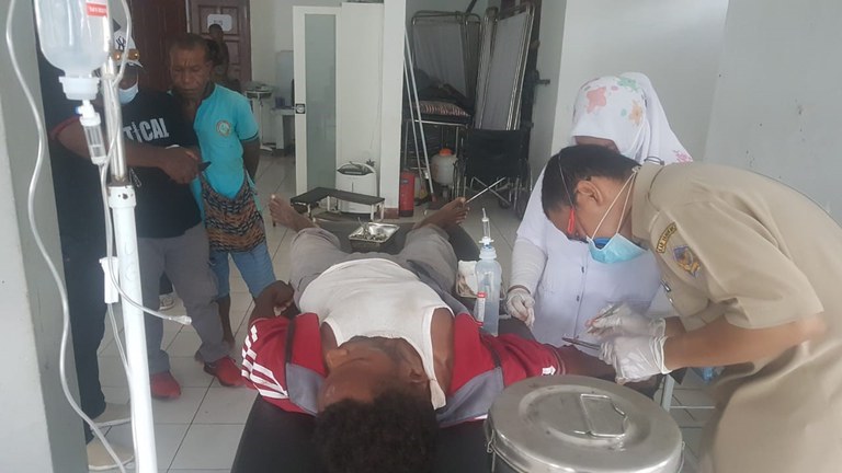 Salah seorang peserta demo menolak pemekaran Papua menjalani perawatan akibat luka tembak di RS Dekai, Yahukimo, Papua. [Piter Lokon/Benarnews]