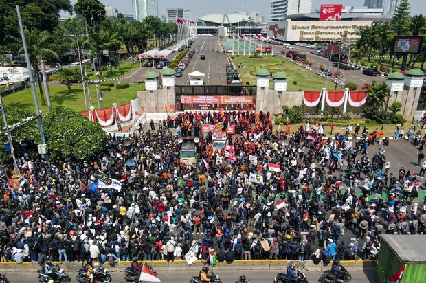 Ribuan orang gelar demonstrasi di DPR protes pembahasan RUU Pilkada Ribuan orang gelar demonstrasi di DPR protes pembahasan RUU Pilkada