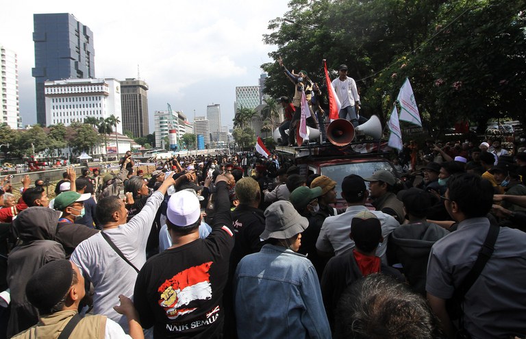 Massa yang mengatasnamakan Gerakan Nasional Pembela Rakyat beserta mahasiswa dan elemen masyakat lainnya, melakukan aksi unjukrasa menolak kenaikan BBM di kawasan Patung Kuda, Jakarta, Senin, 12 September 2022. [Eko Siswono Toyudho/Benarnews]