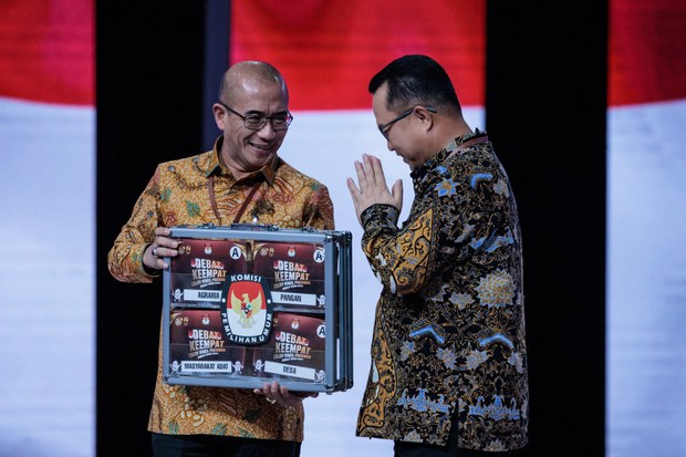 Dewan kehormatan pemilu sanksi KPU karena terima pendaftaran cawapres Gibran Dewan kehormatan pemilu sanksi KPU karena terima pendaftaran cawapres Gibran