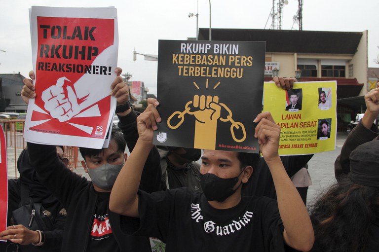 Aktivis mengangkat poster dalam unjuk rasa menentang pengesahan Kitab Undang-Undang Hukum Pidana yang baru, di Yogyakarta, Selasa, 6 Desember 2022. [Slamet Riyadi/AP Photo]