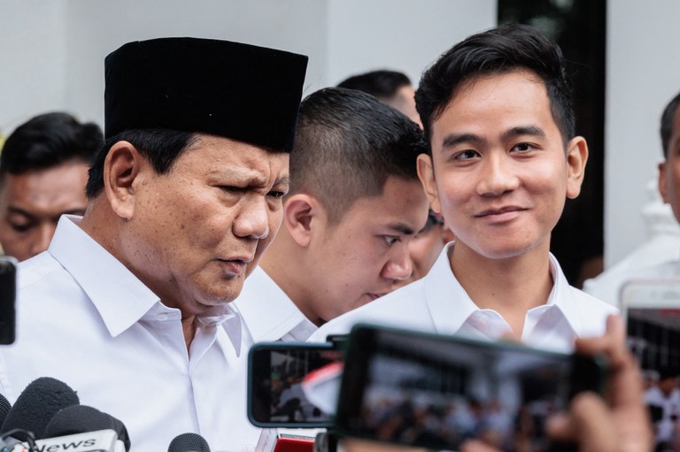 Presiden terpilih Prabowo Subianto (kiri) berbicara kepada media bersama Wakil Presiden terpilih Gibran Rakabuming Raka, yang merupakan putra sulung Presiden Joko Widodo, di kantor Komisi Pemilihan Umum di Jakarta, 24 April 2024. [Yasuyoshi Chiba/AFP]