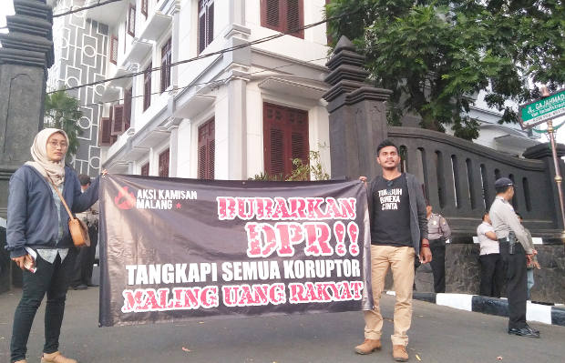 Dua mahasiswa membentang spanduk saat melakukan aksi unjuk rasa di Malang, Jawa Timur, 6 September 2018. (Eko Widianto/BeritaBenar)