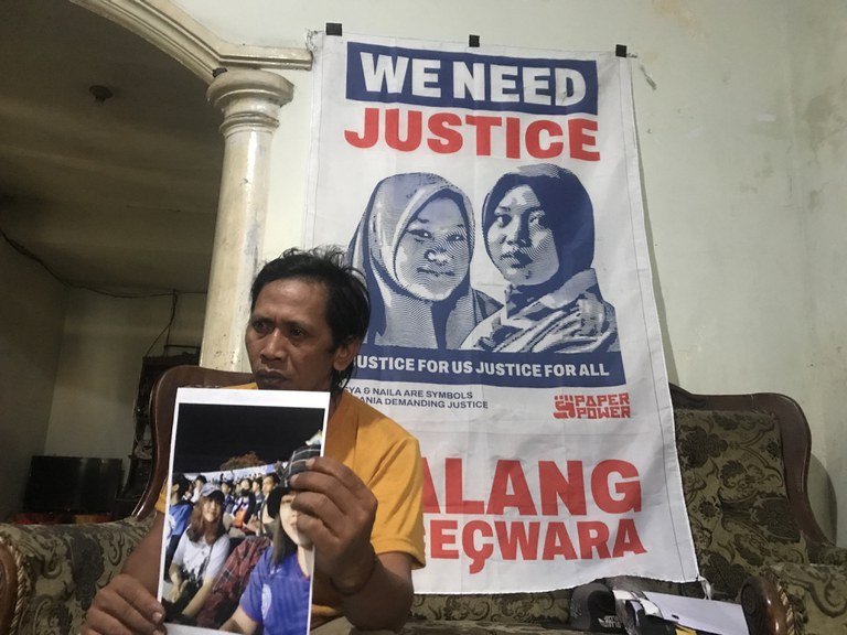 Devi Athok Yulfitri, menunjukkan foto kedua putrinya yang meninggal dalam tragedi Kanjuruhan, di rumahnya di Desa Krebet Senggrong, Kecamatan Bululawang, Kabupaten Malang, 22 September 2023. [Eko Widianto/BenarNews]
