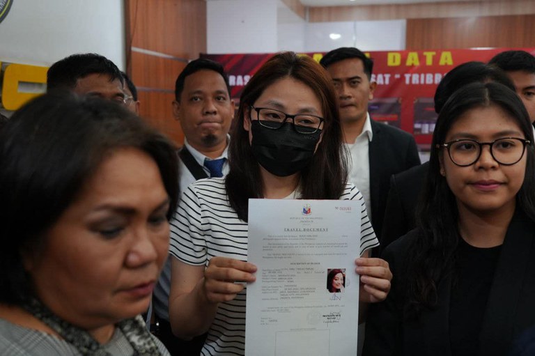 Mantan Wali Kota Filipina Alice Guo menunjukkan dokumen perjalanannya di Jakarta sebelum ia diekstradisi kembali ke Filipina, 5 September 2024. [Menteri Dalam Negeri Filipina Benhur Abalos Jr./Facebook]