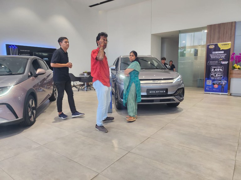 Para pengunjung melihat kendaraan listrik di dealer BYD di Jakarta, 9 Desember 2024. (Ahmad Syamsudin/BenarNews).