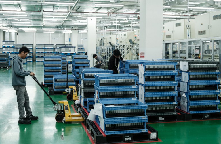 Seorang pekerja memindahkan palet sel baterai untuk dikemas dan dikirim di pabrik manufaktur baterai PT HLI Green Power, produsen sel baterai kendaraan listrik pertama di Indonesia, di Karawang, Jawa Barat, 28 Agustus 2024. [Yasuyoshi Chiba/AFP]