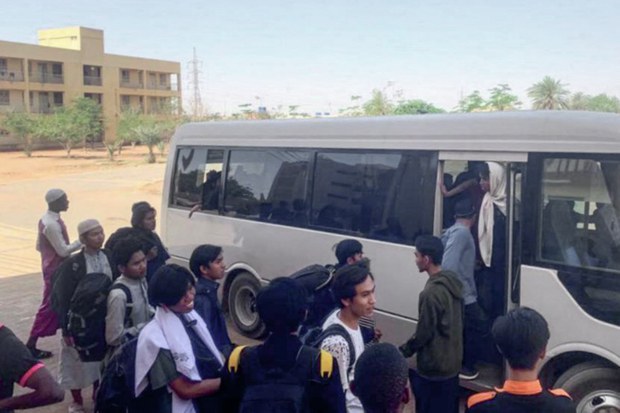 Sekitar 500-an WNI dari total 1.209 orang telah berhasil dievakuasi ke luar Sudan Sekitar 500-an WNI dari total 1.209 orang telah berhasil dievakuasi ke luar Sudan