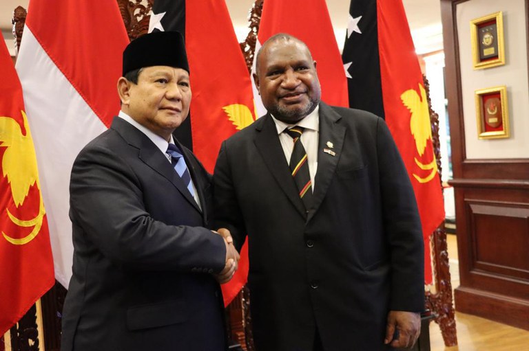 Presiden terpilih Indonesia Prabowo Subianto (kanan) dan Perdana Menteri Papua Nugini James Marape (kiri) berbincang saat pertemuan di Bogor, Jawa Barat, pada 15 Juli 2024. [Muchlis Jr/Biro Pers Sekretariat Presiden RI]