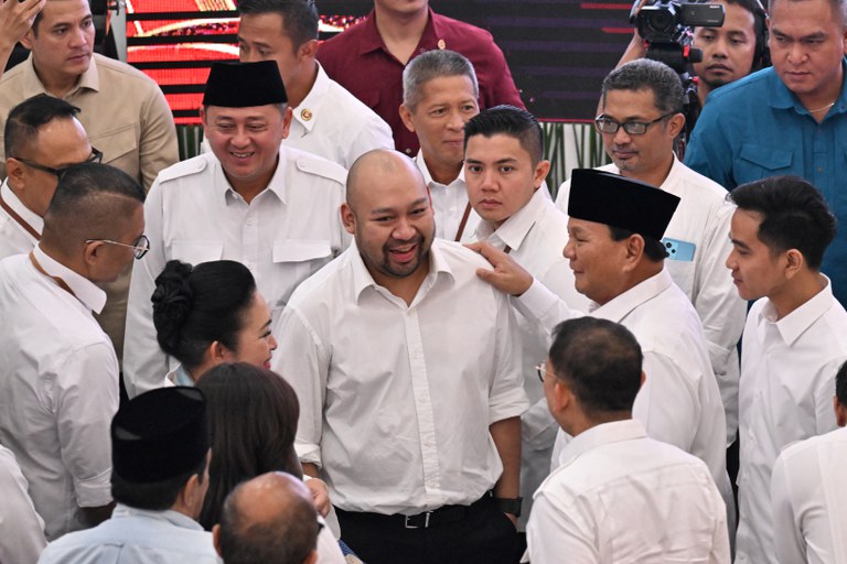 Presiden terpilih Indonesia, Prabowo Subianto (tengah, kanan) berbicara dengan putranya, Didit Prabowo (tengah) dan mantan istrinya, Siti Hediati Hariyadi (juga dikenal sebagai Titiek Soeharto) (kiri), yang merupakan putri mantan Presiden Suharto, setelah komisi pemilihan umum mengumumkan hasil pemilihan presiden 2024, di Jakarta, 24 April 2024. [Adek Berry/AFP]